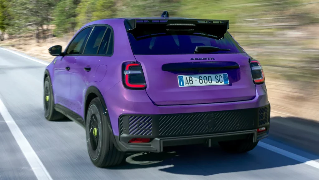voiture violette abarth 600e vue de dos sur un circuit