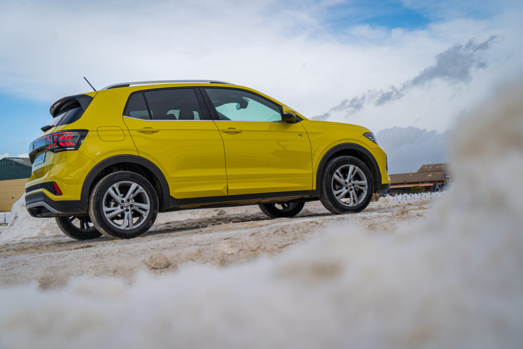voiture jaune sur une montagne de sel