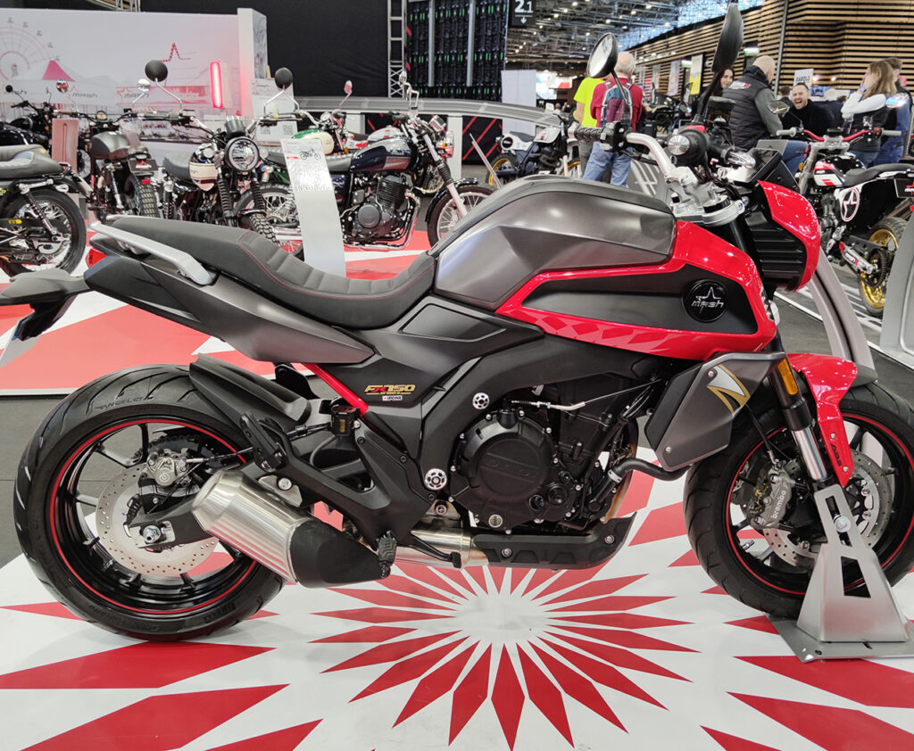 moto rouge et noire mash fr 750 sur le stand de mash au salon du 2 roues de Lyon 2025