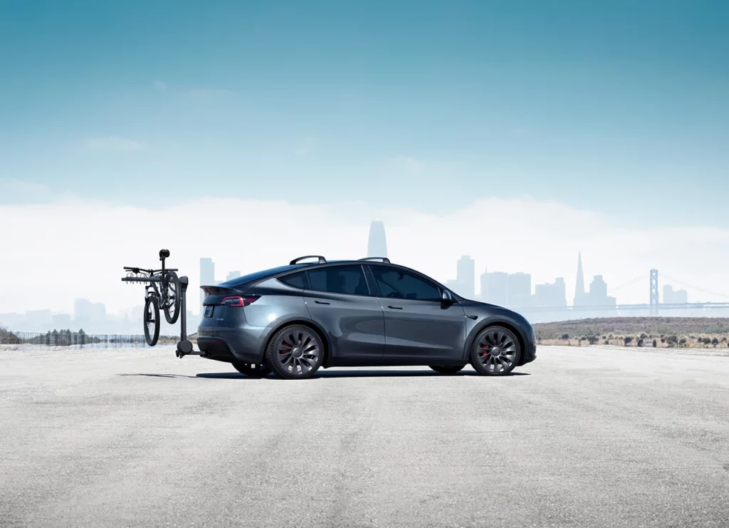 voiture de profil tesla model y 