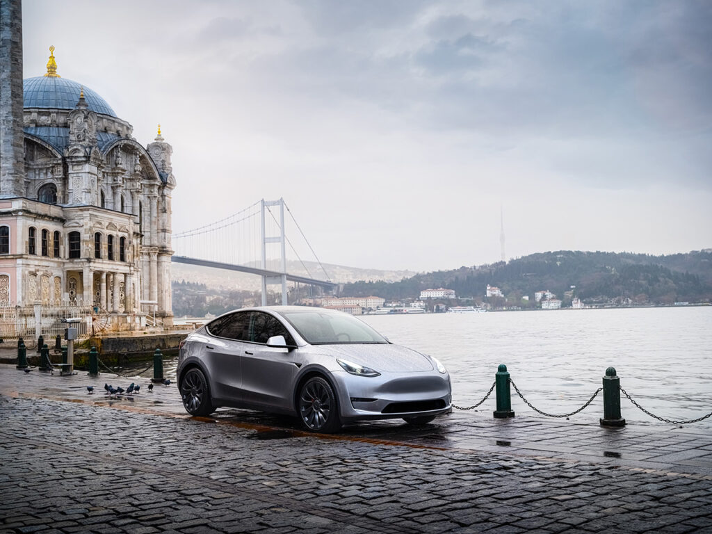 tesla model Y grande autonomie propulsion en trois quart face sur un quai