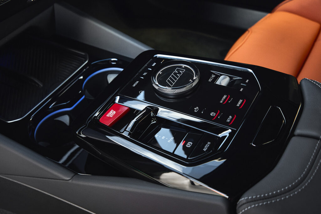 mode de conduite de la BMW M5 hybride rechargeable 2024 verte sur la route