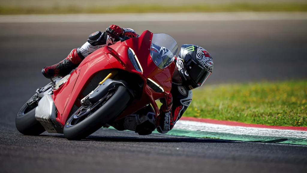 Ducati Panigale V4 2025 sur piste