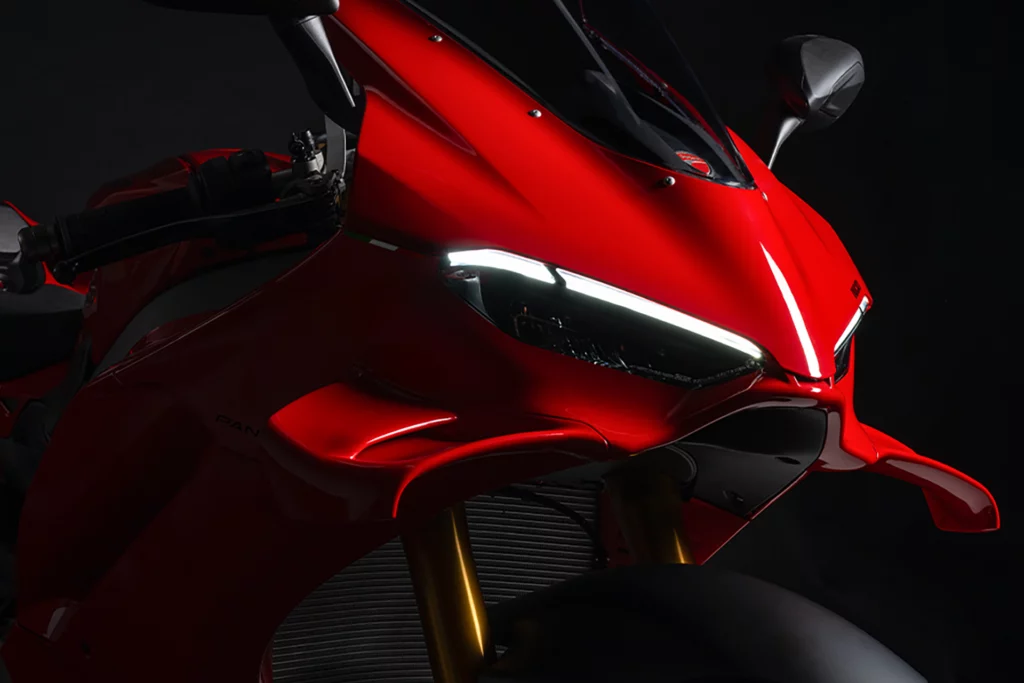 3/4 avant Ducati Panigale V4 2025