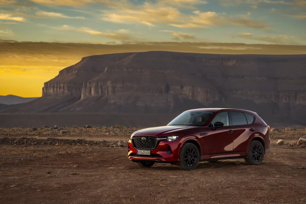 mazda cx-60 6 cylindres diesel hybride, 3.3 eSkyactiv D rouge dans le desert marocain