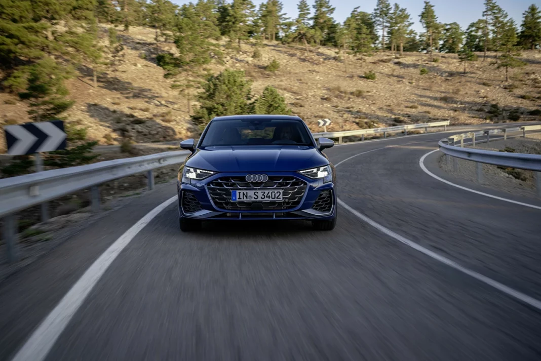 Audi S3 2024 berline bleu ascari sur la route en essai