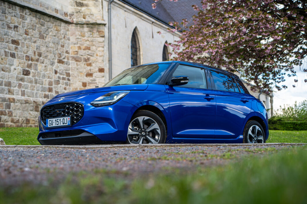 Suzuki Swift Hybrid 2024 bleue de profil