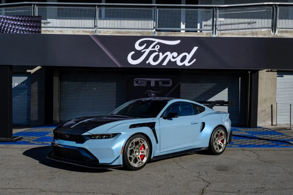 Ford mustang GTD 2025 devant logo Ford