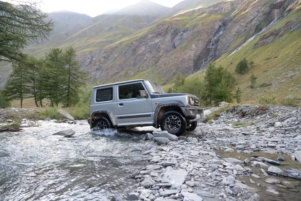 Jimny Mata traverse un gué