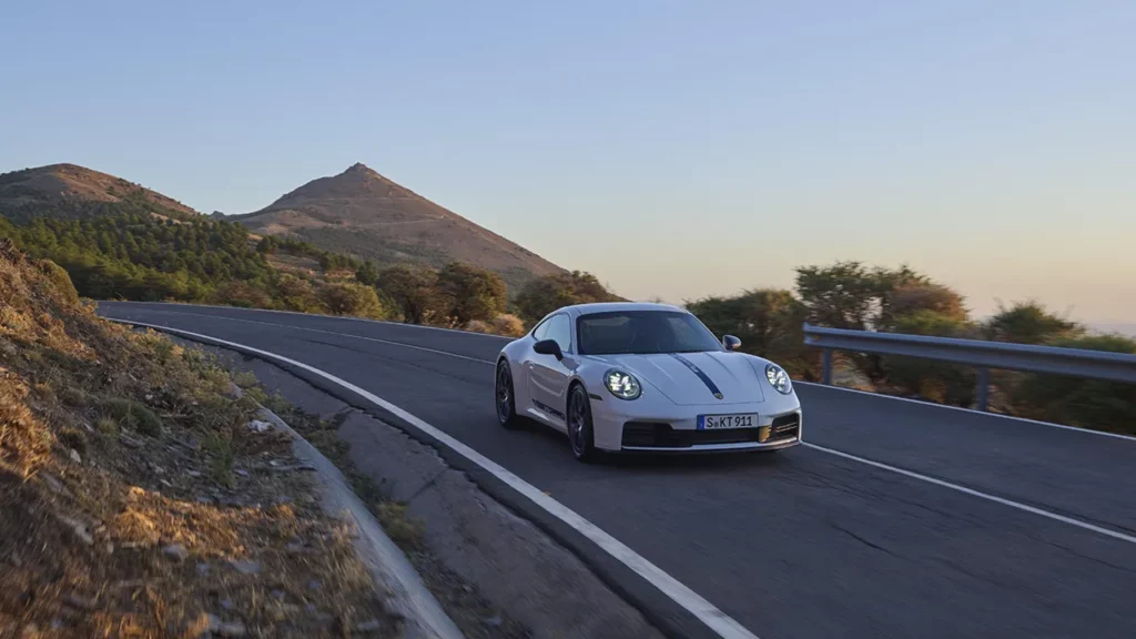 Porsche 911 Carrera T 2025 sur la route