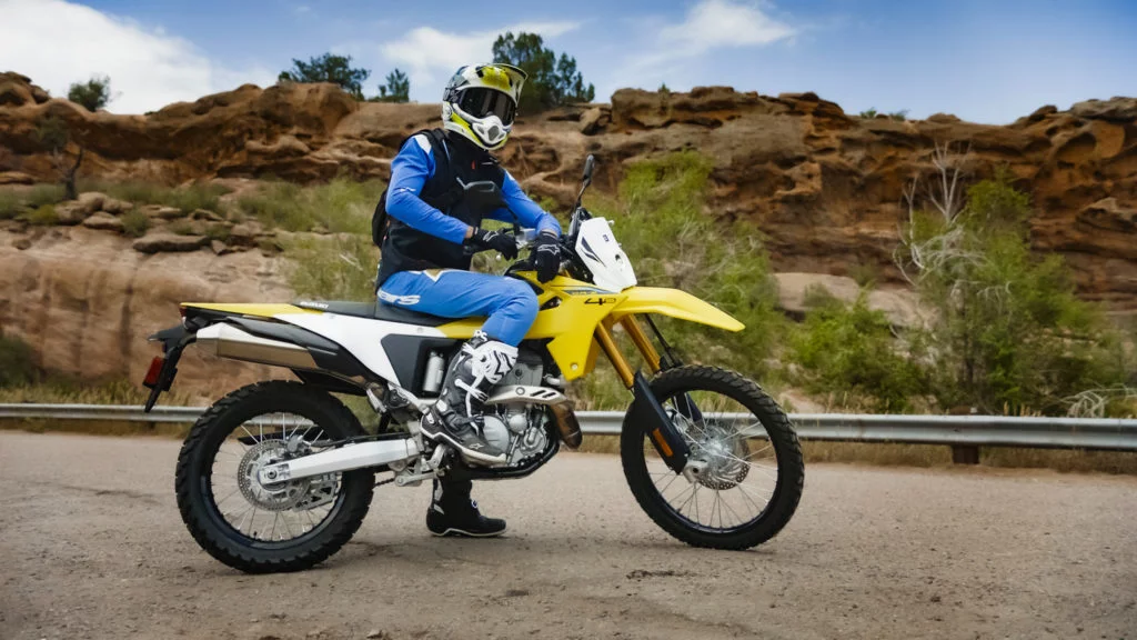 Suzuki DR-Z4S profil jaune