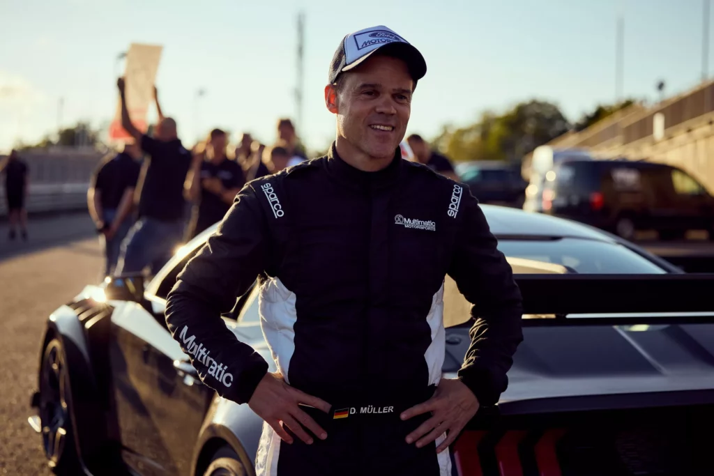 Dirk Müller pilote la ford Mustang GTD pour boucler un tour sur le Nurburgring en moins de 7 min