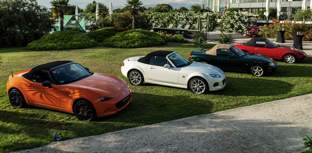 4 générations de Mazda MX-5 de face