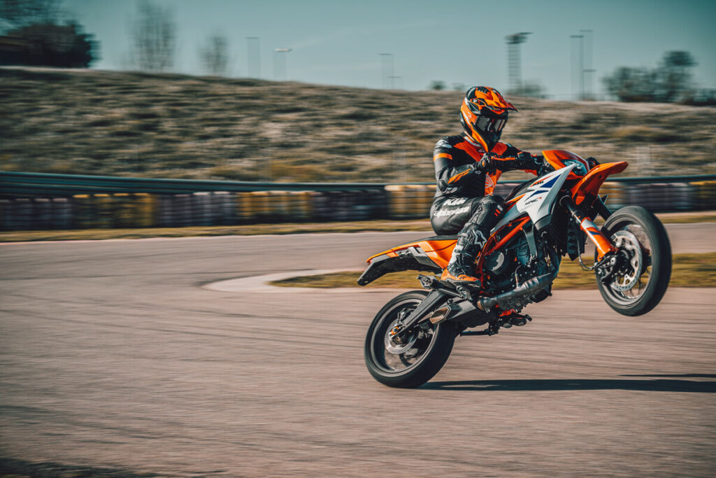 ktm 390 Supermotard en wheeling