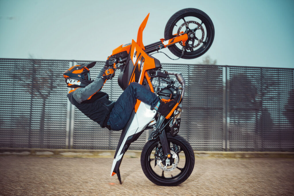 ktm125 Supermotard en wheeling