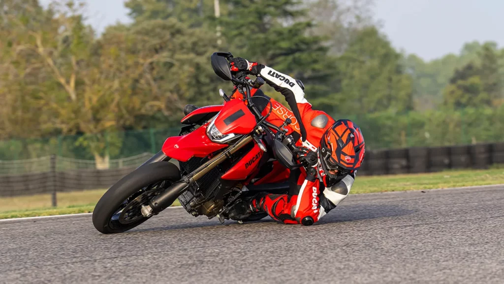 DUCATI Hypermotard 698 Monocylindre SUR LA PISTE