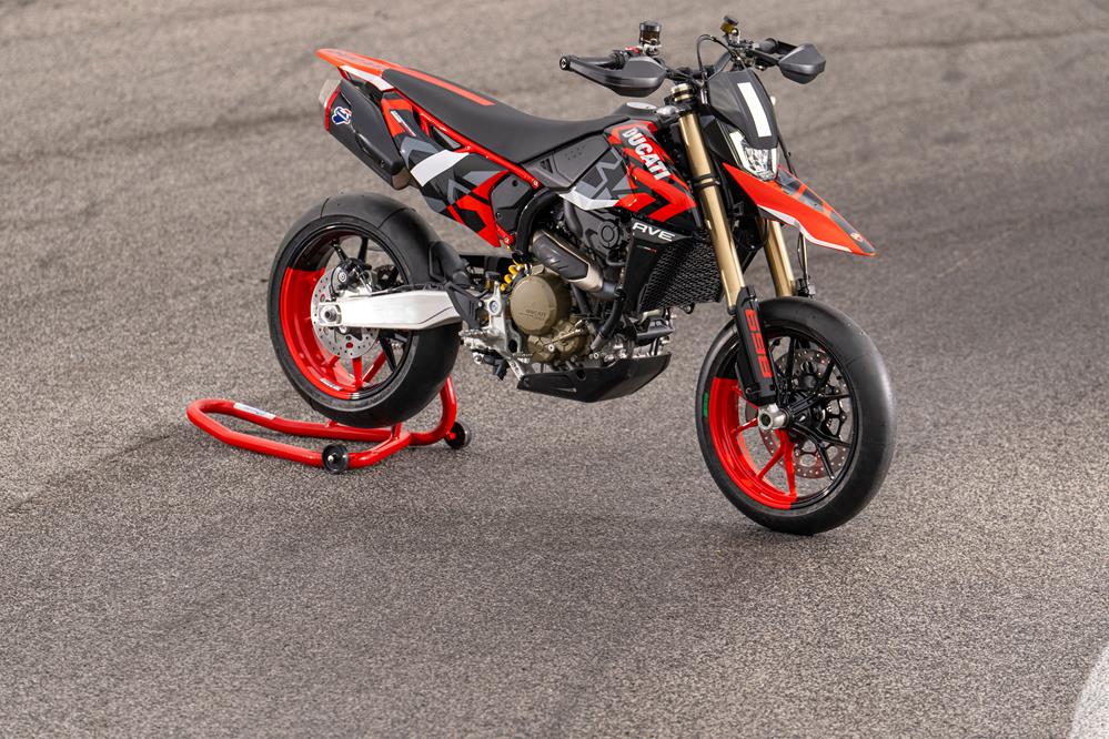 DUCATI Hypermotard 698 Monocylindre SUR LA PISTE