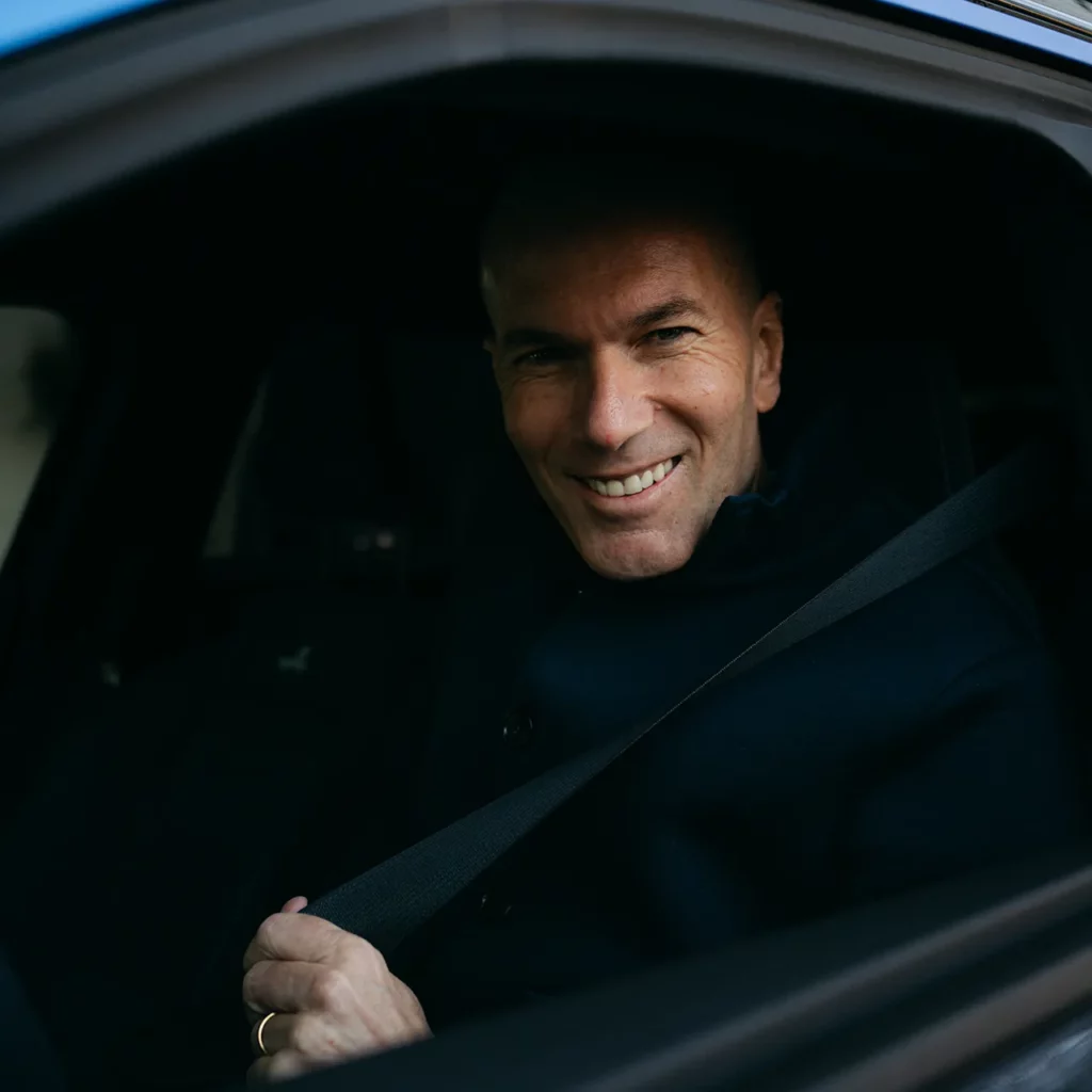 zinedine zidane souriant au volant de l'alpine A290